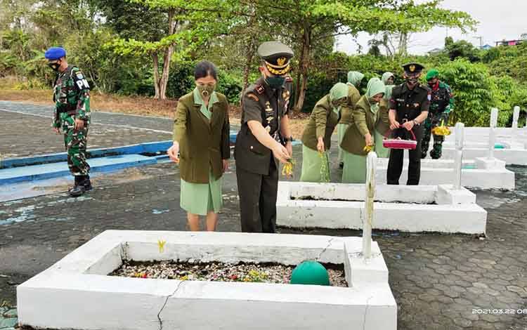 Dandim Muara Teweh Pimpin Ziarah ke Makam Pahlawan