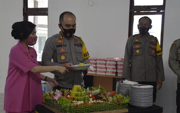 Polres Katingan Potong Tumpeng Syukuran HUT Polda Kalteng