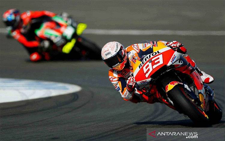 Pebalap Repsol Honda Marc Marquez memacu kecepatan motornya saat sesi latihan MotoGP Grand Prix Spanyol di Sirkuit de Jerez, Jerez, Spanyol, Sabtu (18/7/2020). ANTARA FOTO/REUTERS/Marcelo Del Pozo/wsj.