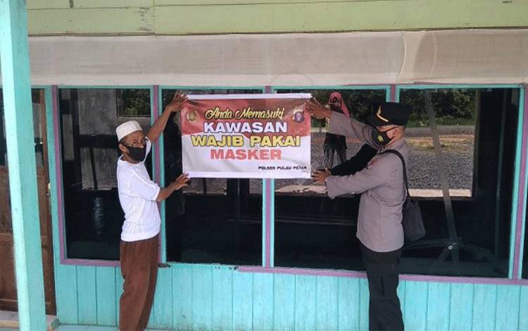 Polsek Pulau Petak Pasang Spanduk Kawasan Wajib Masker