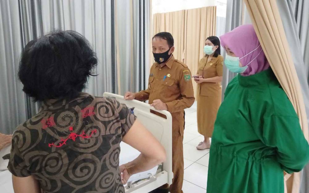 Wakil Bupati Barito Timur, Habib Said Abdul Saleh saat menyapa pasien di RSUD Tamiang Layang, Selasa, 23 Maret 2021.