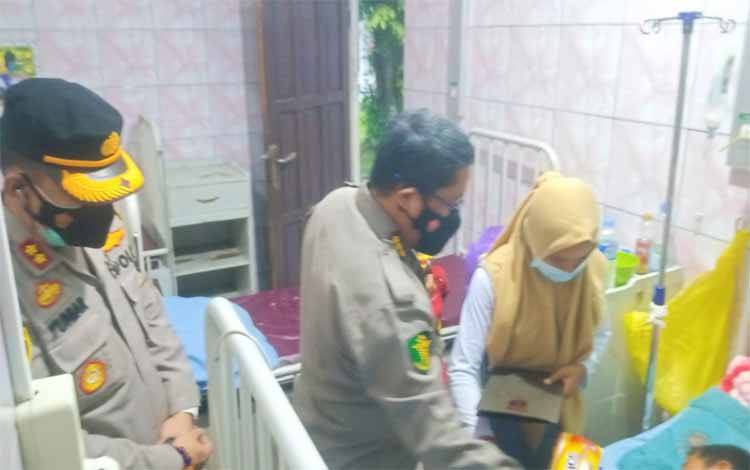 Kabiddokkes Polda Kalteng Kombes Danang Pamudji didampingi Kapolres Pulang Pisau AKBP Yuniar Ariefianto mengunjungi anak korban perampokan dan pembunuhan di RSUD Doris Sylvanus Palangka Raya