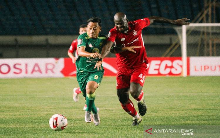 Dua Gol Pinalti Samsul Arif Bawa Persebaya Taklukkan Persik 2-1