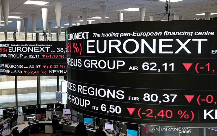 Dokumentasi - Informasi harga saham perusahaan ditampilkan di bursa efek Paris, kawasan bisnis La Defense di Paris, Prancis. ANTARA/REUTERS / Benoit Tessier / File Photo/pri.