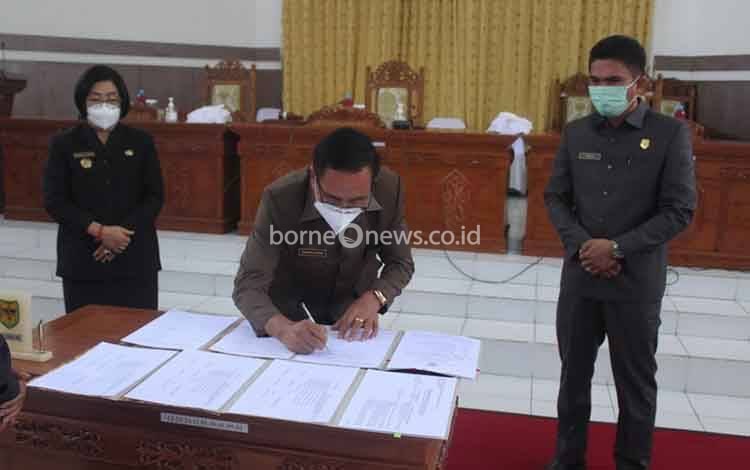 DPRD dan Pemkab Gunung Mas Tandatangani Persetujuan Bersama 2 Raperda