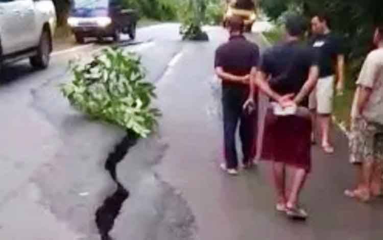 Jalan Muara Teweh - Puruk Cahu KM 11 Hampir Putus