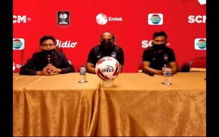 Asisten Pelatih PSIS Imran Nahumarury (tengah) didampingi pemain PSIS Pratama Arhan, saat konferensi pers jelang tanding Piala Menpora, Rabu (24/3/2021)