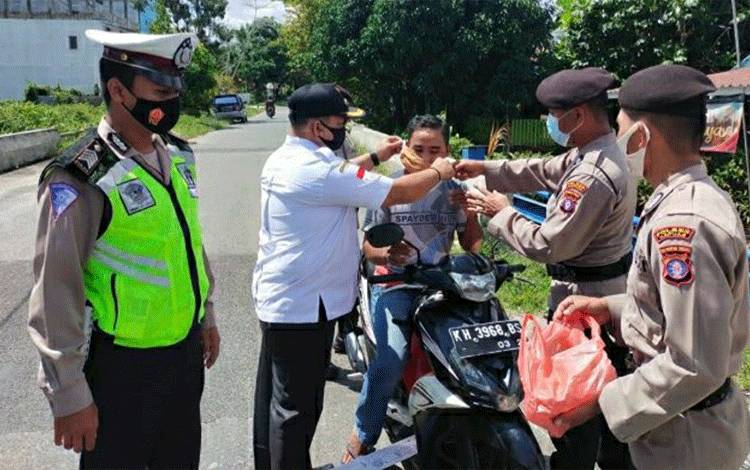 Polsek Selat Bersama Petugas Pos PPKM Bagikan Masker dan Ajak Warga Terapkan Prokes
