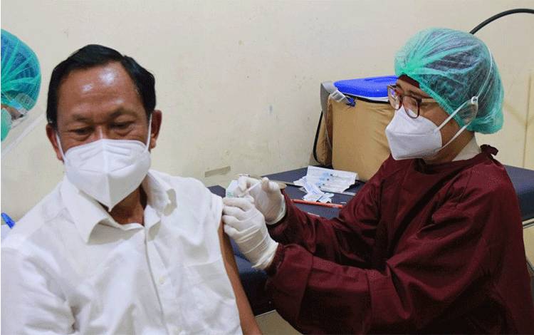 RS Bhayangkara Palangka Raya Laksanakan Vaksinasi Bagi Tenaga Kesehatan dan Lansia