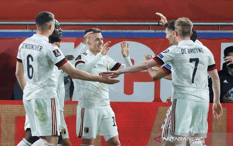 Penyerang sayap tim nasional Belgia Thorgan Hazard (tengah) melakukan selebrasi bersama rekan-rekannya seusai mencetak gol pembalik keadaan kontra Wales dalam laga kualifikasi Piala Dunia 2022 zona Eropa Grup E di Stadion Den Dreef, Leuven, Belgia, Rabu (24/3/2021) waktu setempat. (ANTARA/REUTERS/Pascal Rossignol)