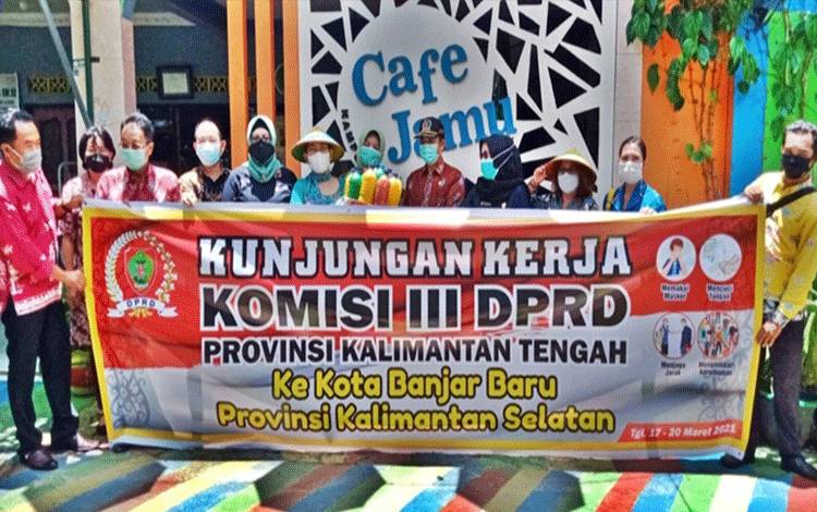 Anggota DPRD Kalteng foto bersama saat kunjungan kerja komisi III di Kota Banjar Baru beberapa waktu lalu