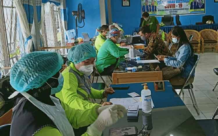 Pegawai Dinas PMD Kapuas Jalani Vaksinasi Covid-19 Dosis Pertama