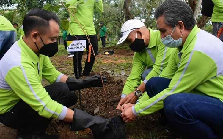Gowes dan Tanam Pohon Sederet Rangkaian Apeksi Komwil V di Pontianak