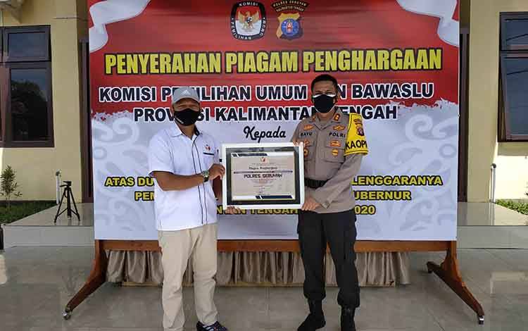 Polres Seruyan Terima Piagam Penghargaan Bawaslu