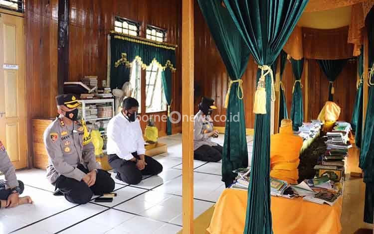 Wakapolda Kalteng Berikan Bansos saat Kunjungan ke Masjid dan Makam Kyai Gede