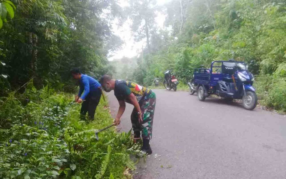 Koramil 1013-02/Montallat Gotong Royong Bersihkan Jalan Poros Kelurahan Montallat II