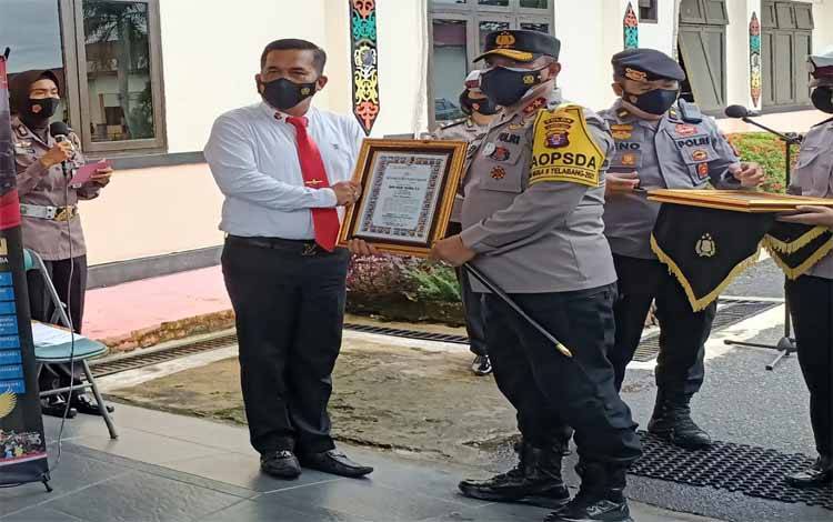 Kasat Reskrim Polres Pulang Pisau Menerima Penghargaan