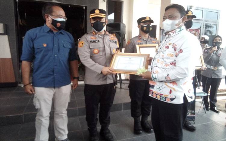 Bupati Pulpis memberikan penghargaan atas kinerja Polres Pulpis mendukung Pembangunan di wilayah Pulpis.