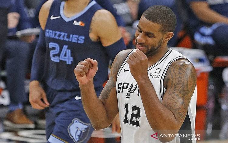 Bintang San Antonio Spurs LaMarcus Aldridge bereaksi setelah perpindahan penguasaan bola dalam laga lanjutan NBA melawan Memphis Grizzlies di AT&T Arena, Texas, Amerika Serikat, pada 1 Februari 2021. (ANTARA/AFP/GETTY IMAGES/Ronald Cortes)