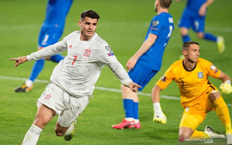 Penyerang Spanyol, Alvaro Morata melakukan selebrasi usai mencetak gol dalam pertandingan melawan Yunani di Kualifikasi Piala Dunia 2022 pada 26 Maret 2021.(AFP/JORGE GUERRERO)