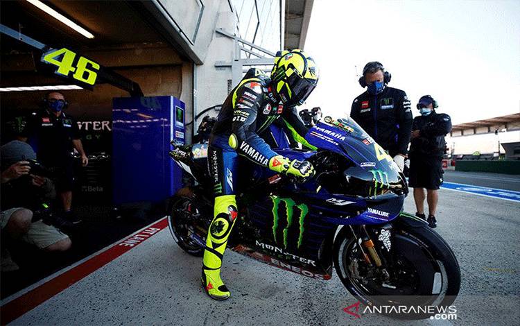 Foto arsip: Pebalap tim Monster Energy Yamaha Valentino Rossi jelang kualifikasi Grand Prix Prancis di Le Mans, Sabtu (10/10/2020). ANTARA/REUTERS/Stephane Mahe/am.