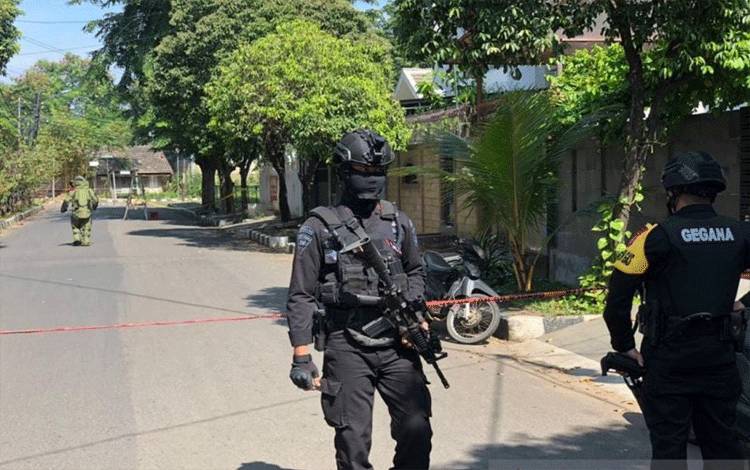 Personel dari tim Gegana mengamankan lokasi penemuan benda diduga bom di Cipinang, Jakarta, Jumat (26/3/2021). ANTARA/Yogi Rachman