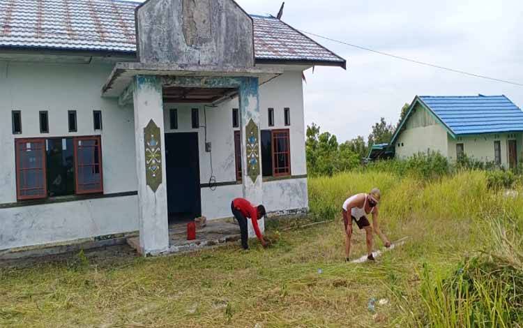 Camat Pimpin Gotong Royong Bersihkan Kantor Kelurahan Mungku Baru