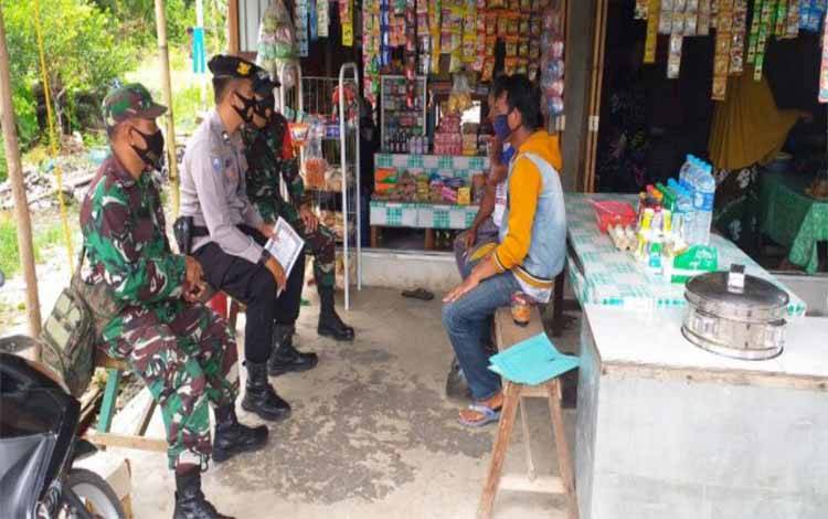 TNI - Polri di Kecamatan Kapuas Timur Edukasi Warga untuk Terapkan Protokol Kesehatan