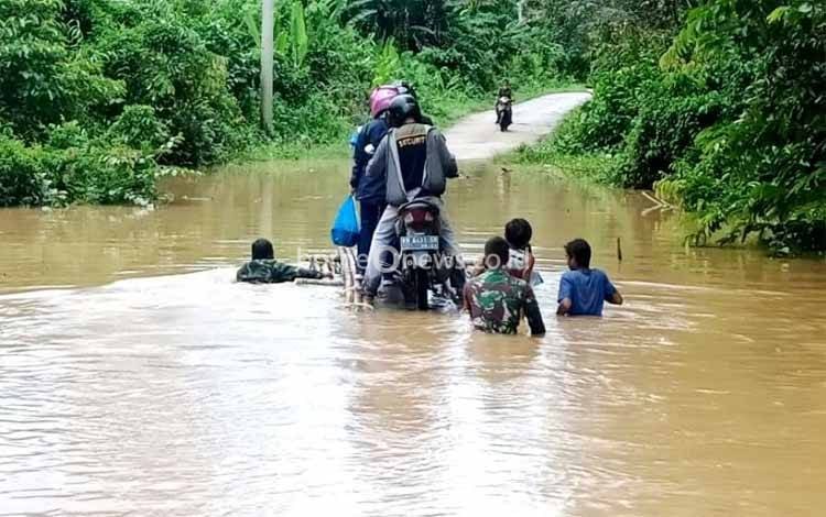 Sungai Montallat Meluap Putuskan Akses Jalan Antardesa