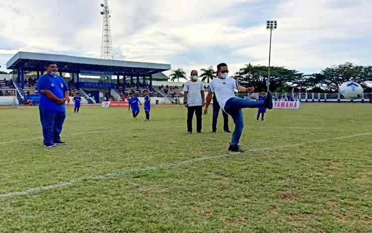 Ketua KONI Barito Utara, El Rony menendang bola pertama tanda dimulainya turnamen sepak bola Liga Pelajar (U 13) antar SSB di Stadion Swakarya Muara Teweh