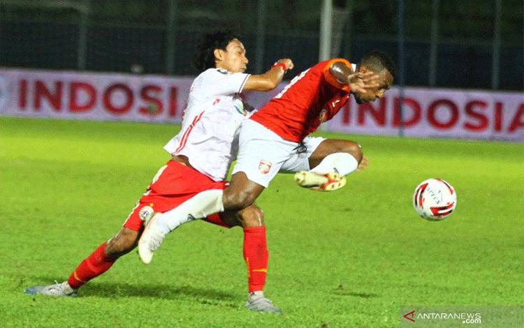Pesepak bola Persija Jakarta Novri Setiawan (kiri) berusaha menghentikan laju pesepak bola Borneo FC Samarinda, Terens Owang Priska (kanan) dalam pertandingan Piala Menpora Grup B di Stadion Kanjuruhan, Malang, Jawa Timur, Sabtu (27/3/2021). ANTARA FOTO/Ari Bowo Sucipto/hp. (ARI BOWO SUCIPTO/ARI BOWO SUCIPTO)