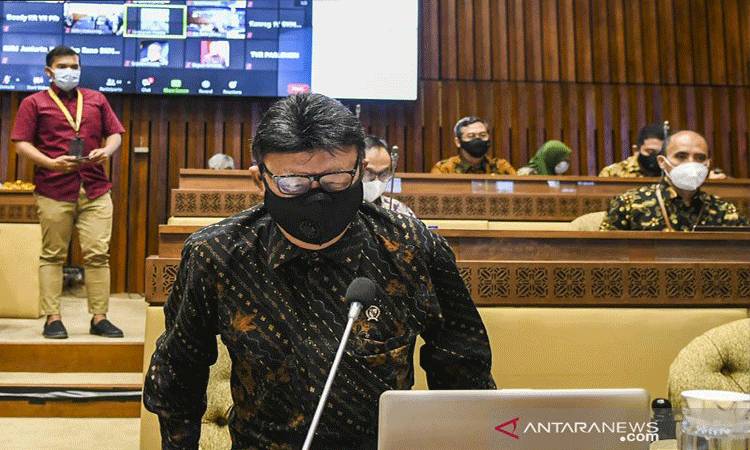 Menteri Pendayagunaan Aparatur Negara dan Reformasi Birokrasi (PANRB) Tjahjo Kumolo bersiap mengikuti rapat kerja dengan Komisi II DPR di kompleks MPR/DPR/DPD RI, Senayan, Jakarta, Rabu (24-3-2021). Rapat kerja tersebut membahas rekrutmen CPNS 2021. ANTARA FOTO/Galih Pradipta/wsj.
