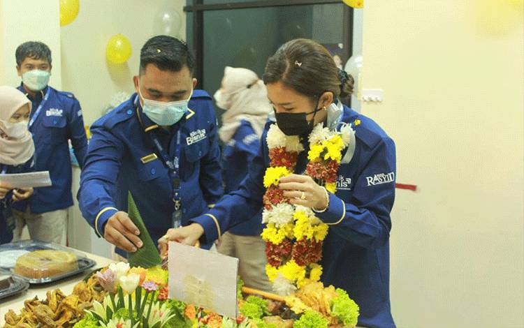 Prosesi pemotongan tumpeng oleh Monica Putri Rasyid, CEO Klinik Bisnis menandai peresmian Kantor Klinik Bisnis yang bertempat di Jl. G.Obos Induk No. 30 Kav. 1 dan 2 Palangka Raya.