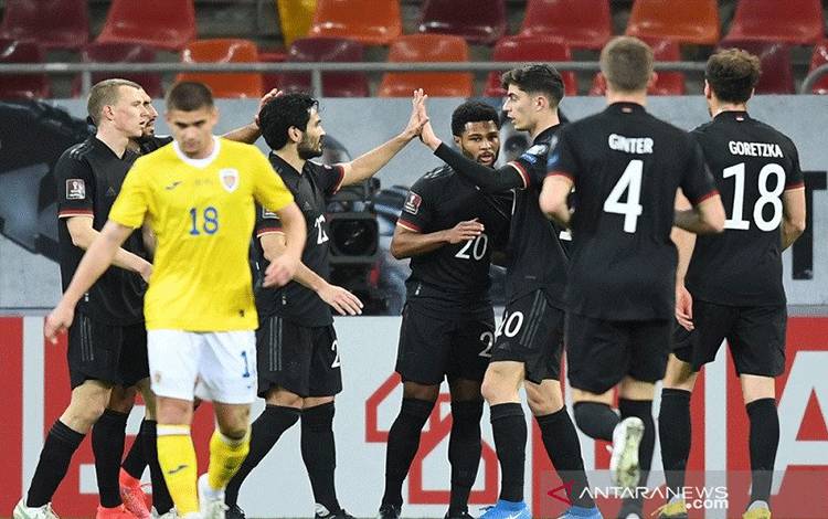 Penyerang tim nasional Jerman Serge Gnabry melakukan selebrasi bersama rekan-rekannya seusai mencetak gol ke gawang Rumania dalam lanjutan kualifikasi Piala Dunia 2022 zona Eropa Grup J di Stadion National Arena, Bucharest, Rumania, Minggu (28/3/2021) waktu setempat. (ANTARA/AFP/Daniel Mihailescu)