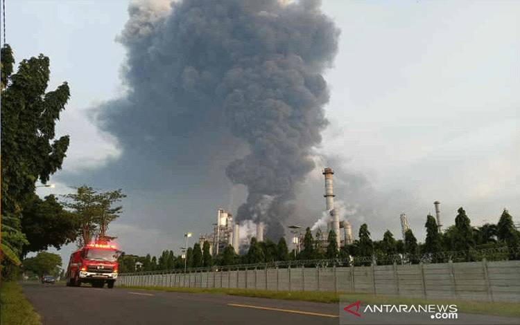 Mobil pemadam kebakaran melintas di lokasi kebakaran. ANTARA/Khaerul Izan