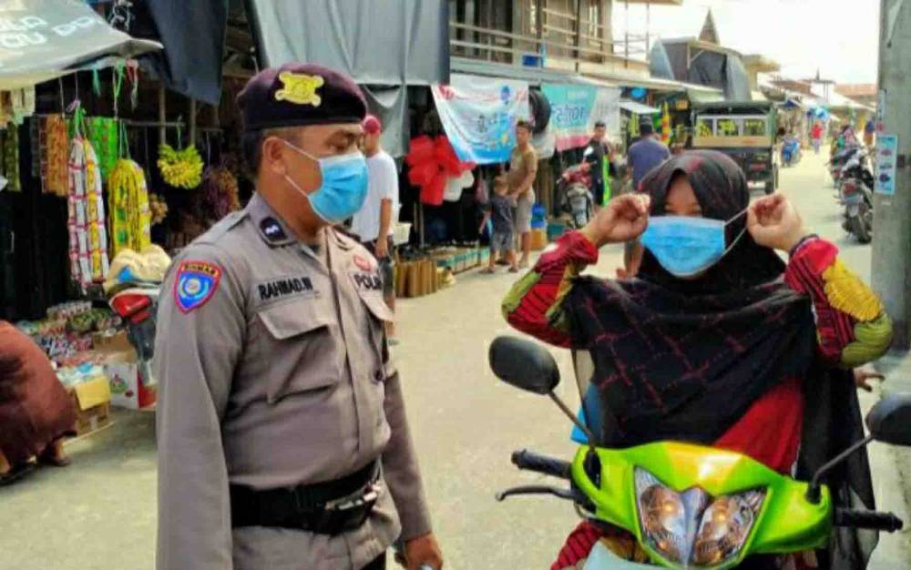 Polsek Kapuas Tengah Patroli Kawasan Pasar Sembari Ajak Warga Pakai Masker