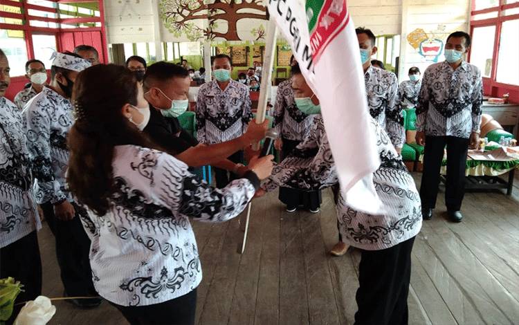Helmodewi Jabat Ketua PGRI Mentaya Hulu