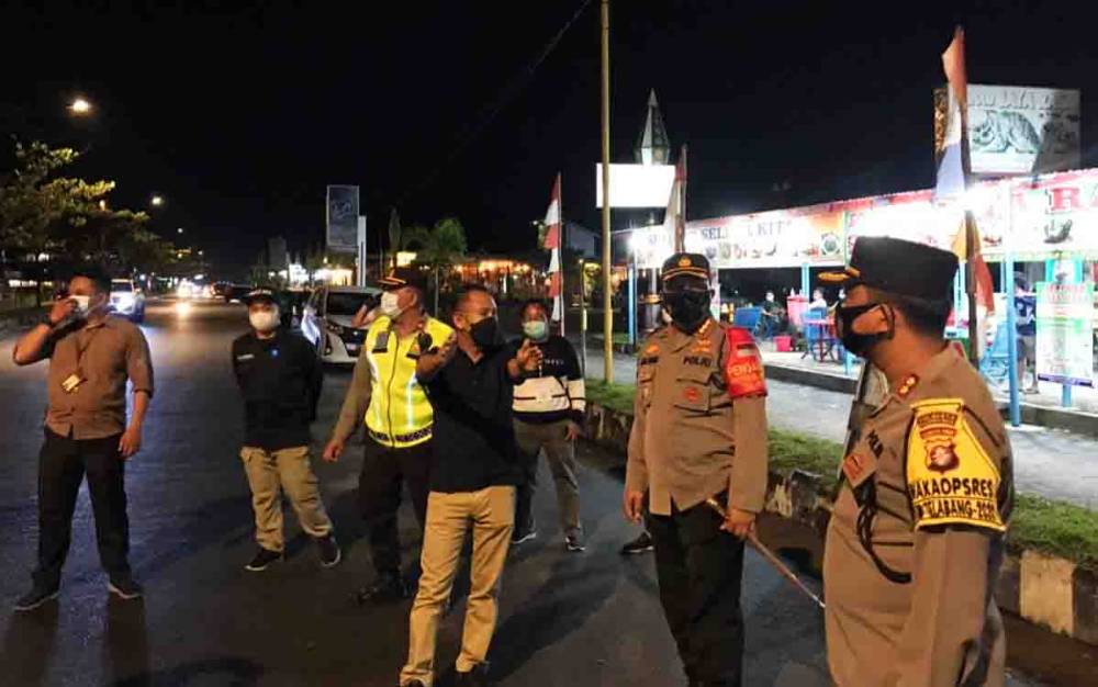 Tim Gabungan Tutup Sejumlah Kafe dan Rumah Makan Karena Lewat Jam Operasional
