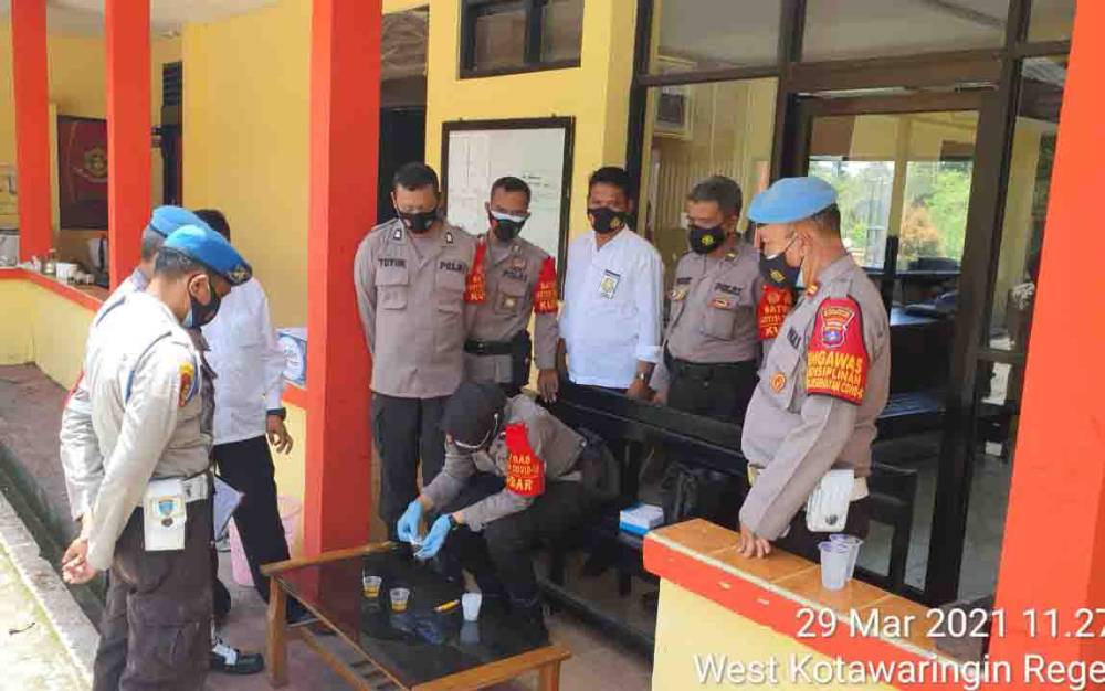 Personel polsek jajaran Polres Kobar saat menjalani tes urine, Senin, 29 Maret 2021.