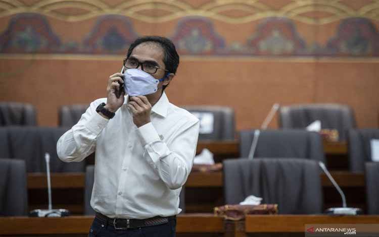 Direktur Utama Bio Farma Honesti Basyir menelepon sebelum dimulainya rapat dengar pendapat dengan Komisi VI DPR di kompleks Parlemen, Senayan, Jakarta, Senin (29/3/2021). Rapat dengar pendapat (RDP) tersebut membahas terkait kesiapan dan pelaksanaan serta realisasi penyediaan vaksin COVID-19