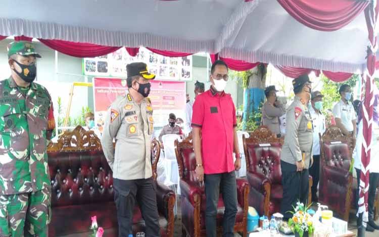 Ketua DPRD Kota Palangka Raya, Sigit K Yunianto saat menghadiri peresmian PPKM mikro