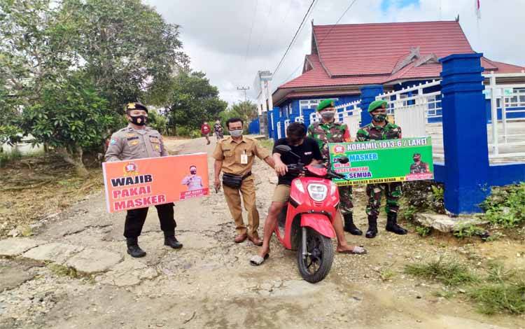 Penerapan PPKM di Kecamatan Lahei. satu orang warga diberikan sanksi membersihkan sampah di sekitar kantor Kecamatan Lahei