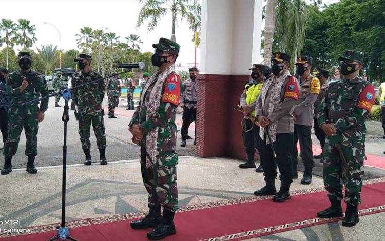 Pangdam Tanjung Pura dan Kapolda Kalteng Terima Gelar Adat Daya Siang