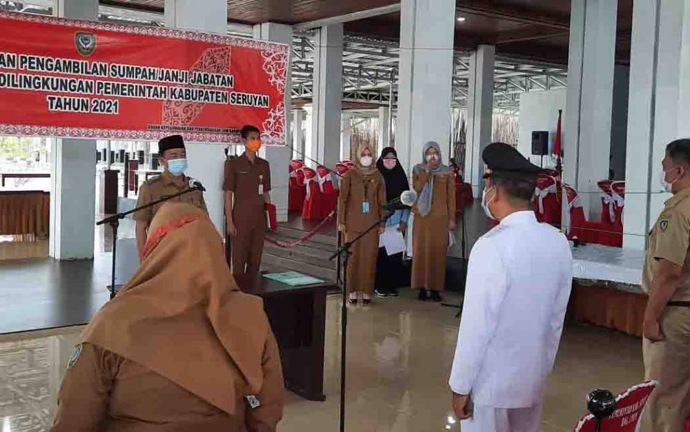 Bupati Seruyan Yulhaidir saat mengambil sumpah janji pejabat struktural dan pelantikan Pj Kades, Selasa, 30 Maret 2021.