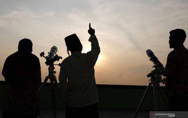 Tim Astronomi dan Ilmu Falak dari MAN 1 Solo melakukan pengamatan hilal (rukyatul hilal) menggunakan teleskop di laboratorium sekolahdi Solo, Jawa Tengah, Kamis (23/4/2020)