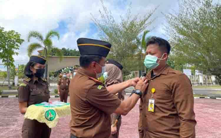 Kejari Sukamara Gelar Apel Penyematan Pin Zona Integritas WBK WBBM