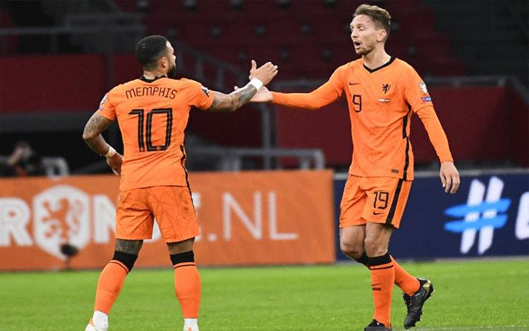 Ilustrasi: Penyerang timnas Belanda Memphis Depay dan Luuk de Jong.(REUTERS/PIROSCHKA VAN DE WOUW)