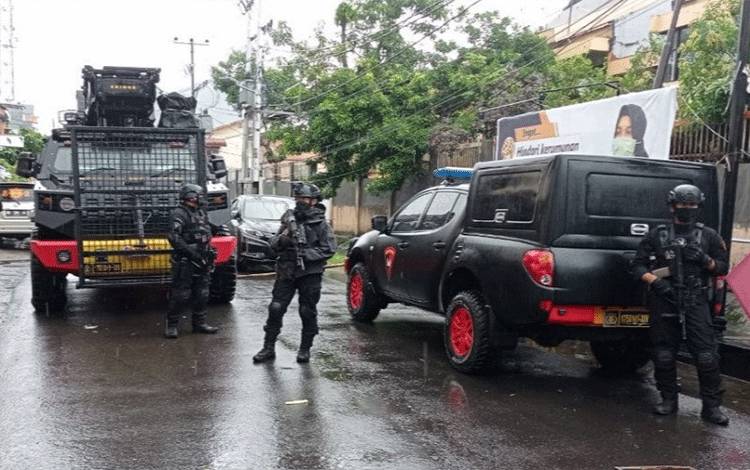 Tim Gegana Polda Sulsel Amankan Paket Kardus Misterius di Makassar