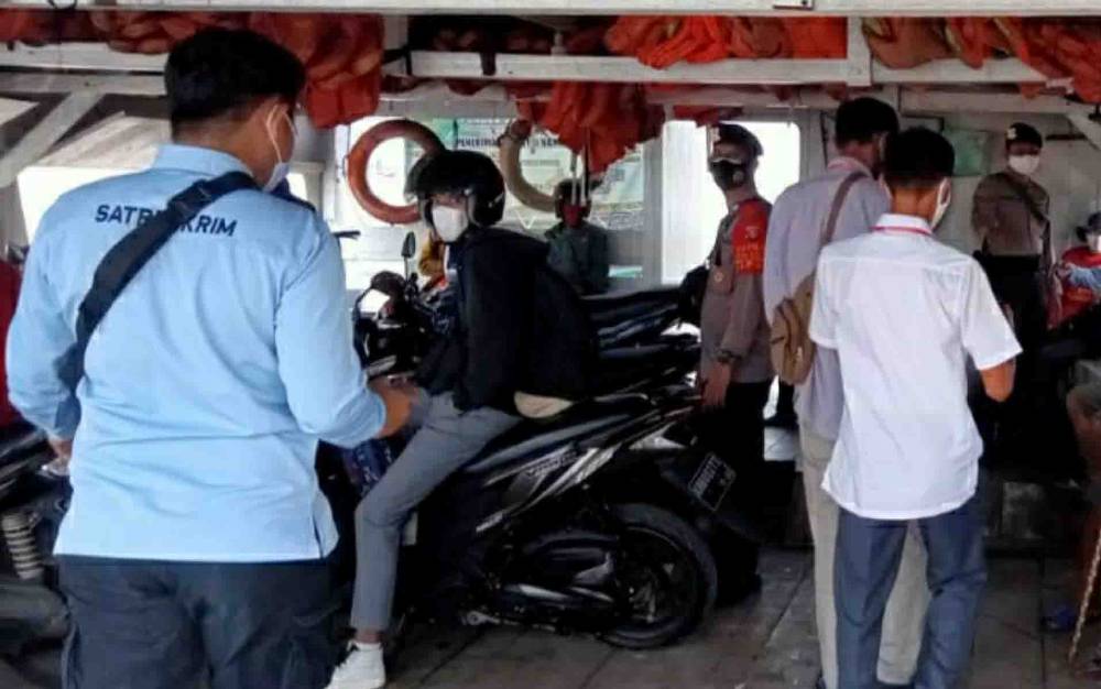 Personel Polsek Selat Bersama Petugas Posko PPKM Gelar Operasi Yustisi