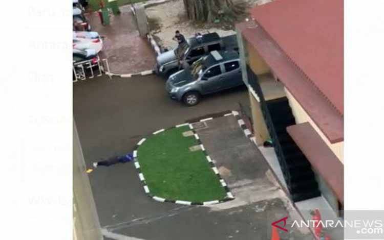 Terduga Teroris Ditembak di Mabes Polri Berpakaian Serba Hitam